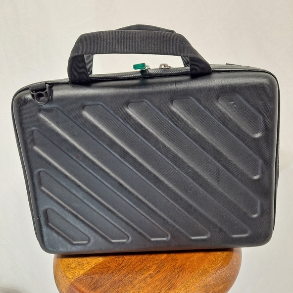 Thule Black Hard Shell Computer Case - Picture 2 of 12